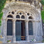 Fontanges,_chapelle_monolithique,_façade