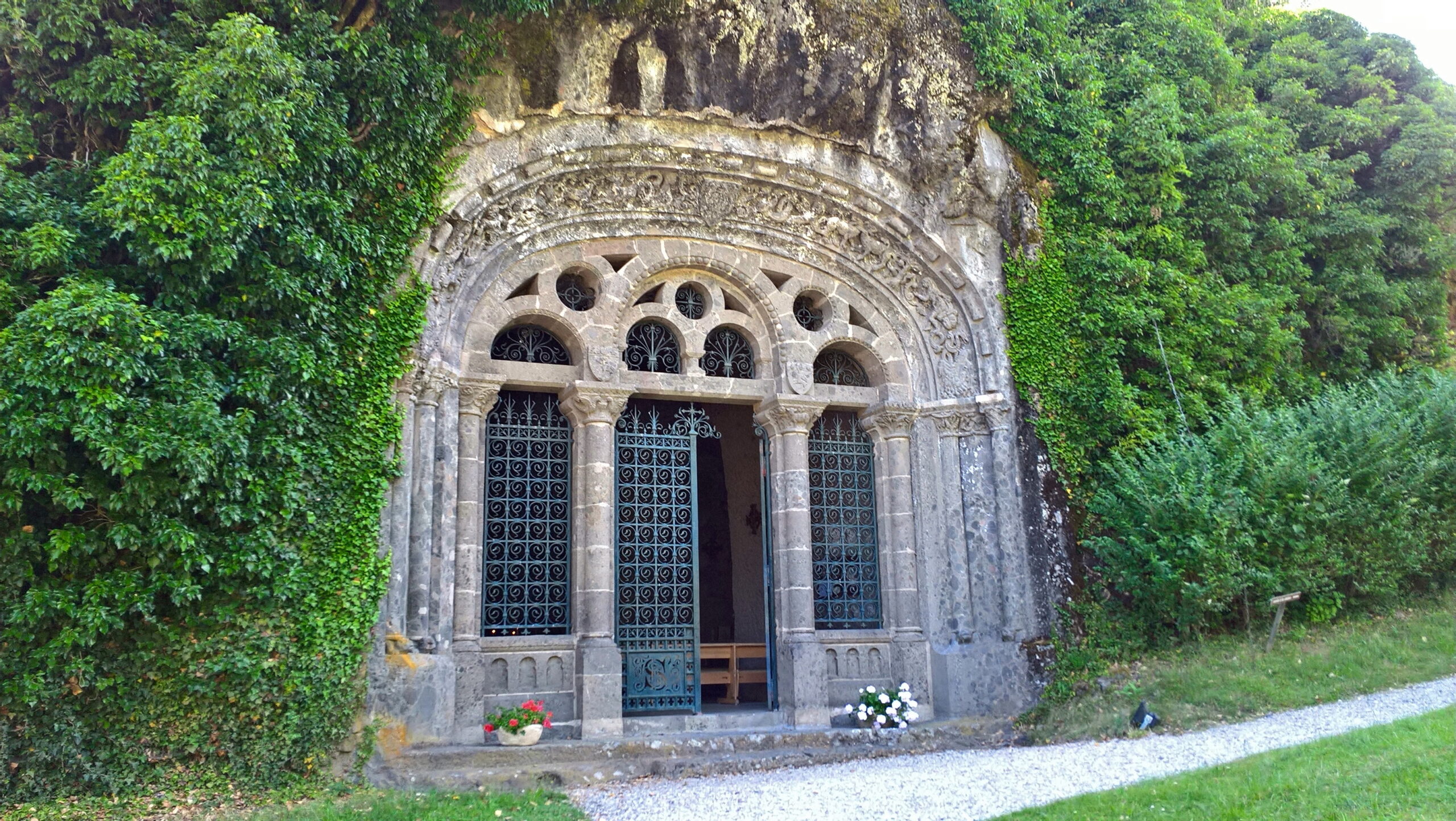 Fontanges_chapelle_monolithique_facade